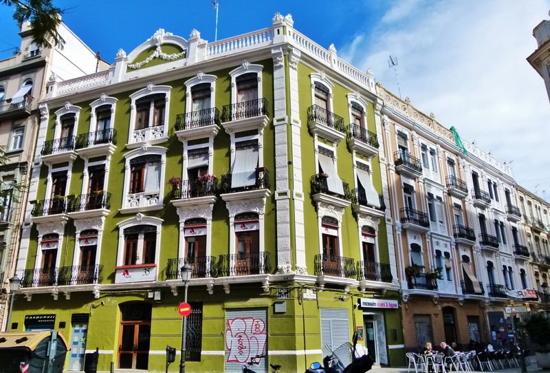 Top 5 Airbnb Valencia Places to stay short term 6 airbnb-russafa-apartment